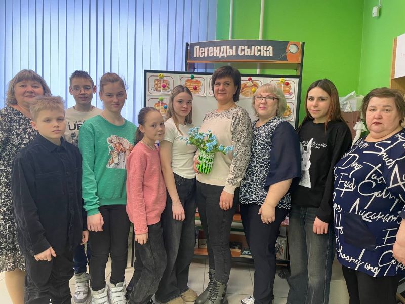 Нежные незабудки в подарок: весенний мастер-класс прошел в библиотеке №32