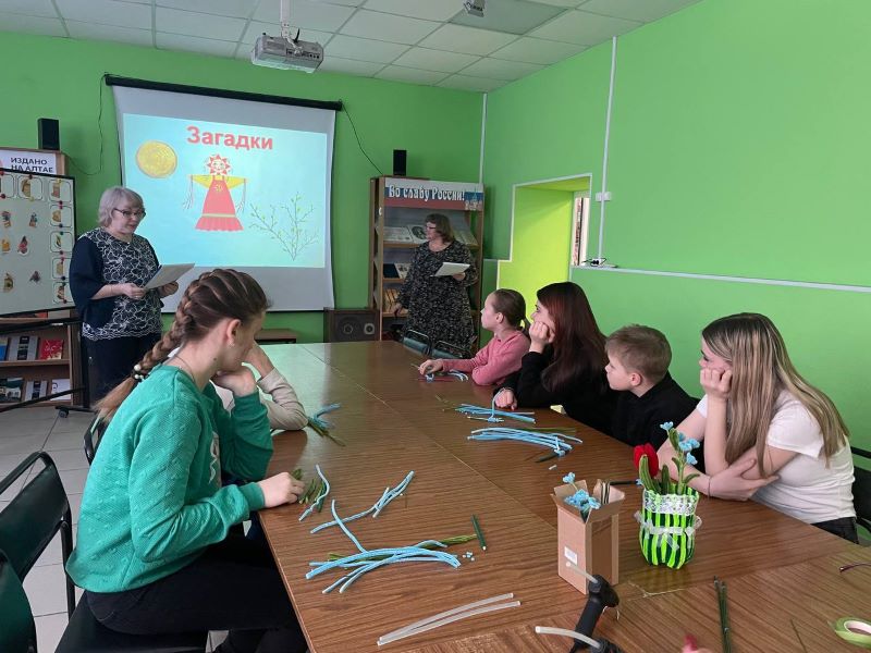 Нежные незабудки в подарок: весенний мастер-класс прошел в библиотеке №32