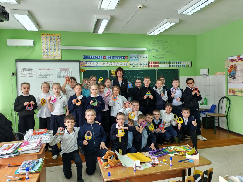 Трогательный подарок: школьники поздравили женщин с 8 марта