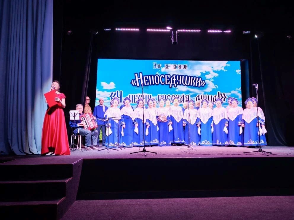 «У песни русская душа»: хор «Непоседушки» и ансамбль «Лейся песня» выступили в театре кукол