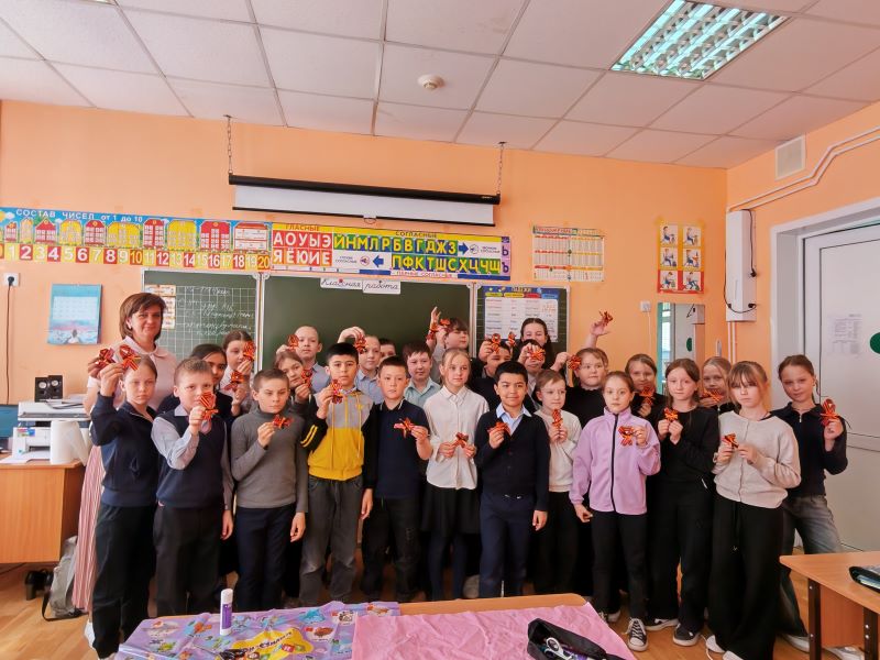 Георгиевская ленточка в детских руках: мастера из «Ласточки» и школы №51 создали памятные значки ко Дню Победы