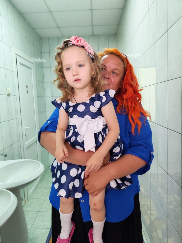Фотосессия для юных принцесс: в центре помощи детям №2 прошёл день красоты и заботы