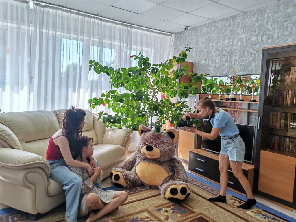 Фотосессия для юных принцесс: в центре помощи детям №2 прошёл день красоты и заботы