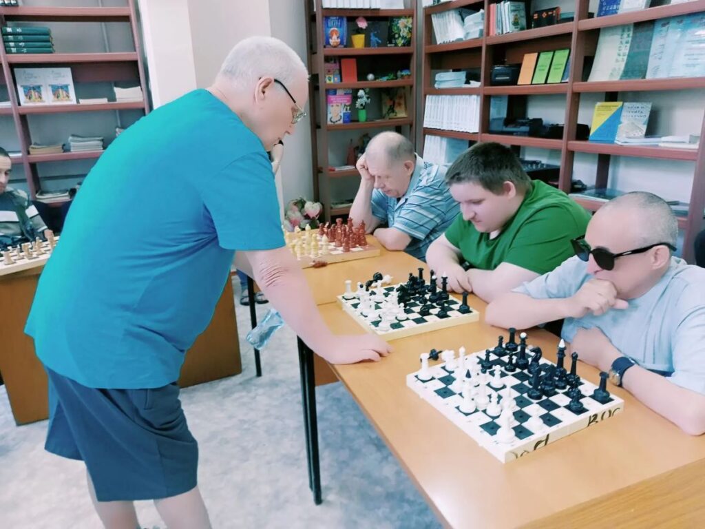 Сеанс одновременной игры в шахматы прошёл в Рубцовской спецбиблиотеке