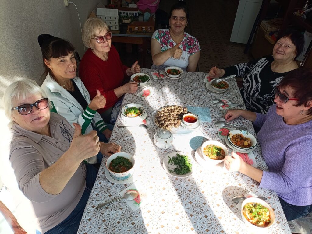 Осенний калейдоскоп: в Рубцовске прошёл кулинарный мастер-класс по засолке капусты и приготовлению рагу