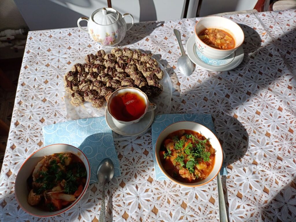Осенний калейдоскоп: в Рубцовске прошёл кулинарный мастер-класс по засолке капусты и приготовлению рагу