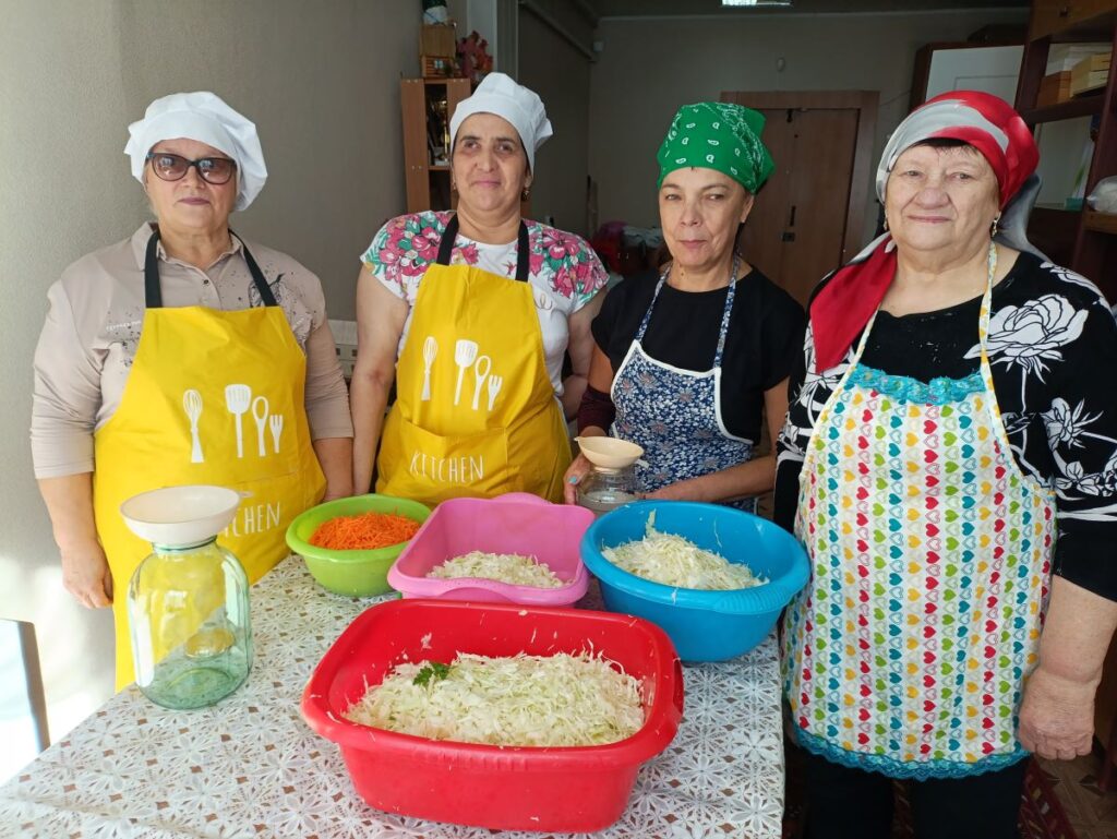 Осенний калейдоскоп: в Рубцовске прошёл кулинарный мастер-класс по засолке капусты и приготовлению рагу