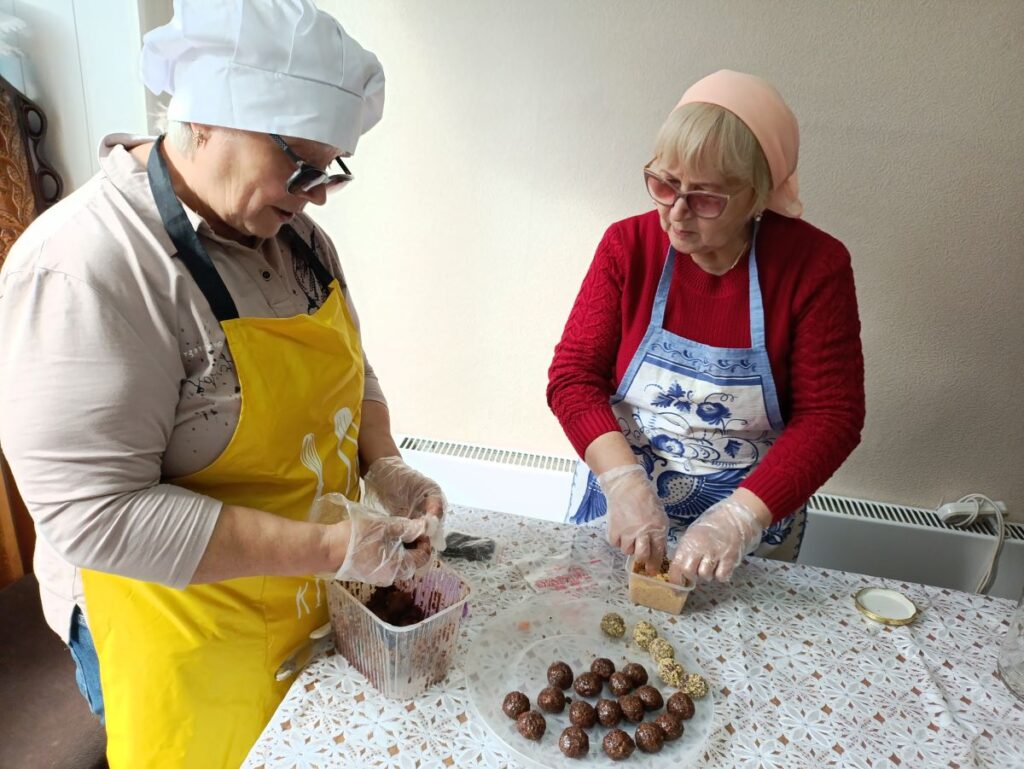 Осенний калейдоскоп: в Рубцовске прошёл кулинарный мастер-класс по засолке капусты и приготовлению рагу