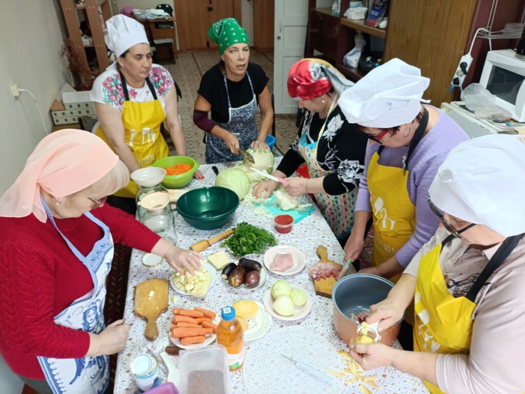 Осенний калейдоскоп: в Рубцовске прошёл кулинарный мастер-класс по засолке капусты и приготовлению рагу