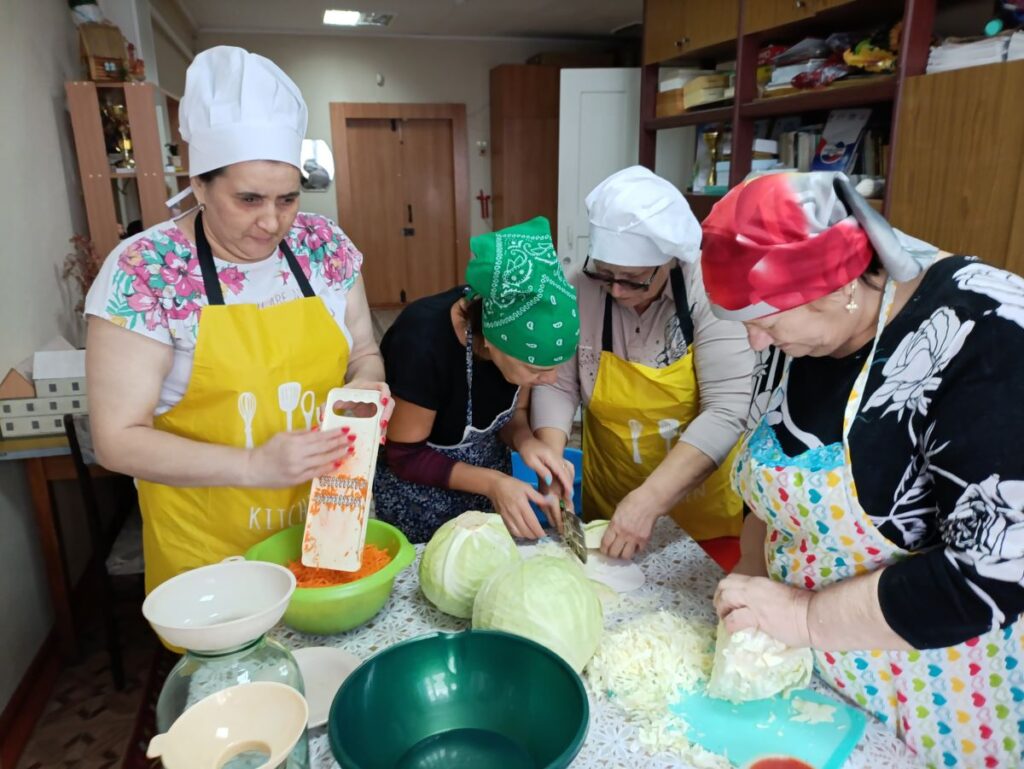 Осенний калейдоскоп: в Рубцовске прошёл кулинарный мастер-класс по засолке капусты и приготовлению рагу